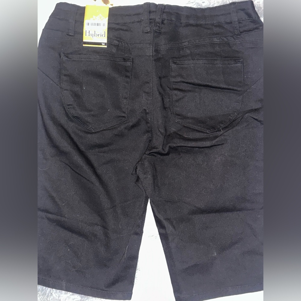 Hybrid & Company Woman’s  Black Super Stretch Shorts w/Bum Lifter - NWT Size 14 - Picture 4 of 4